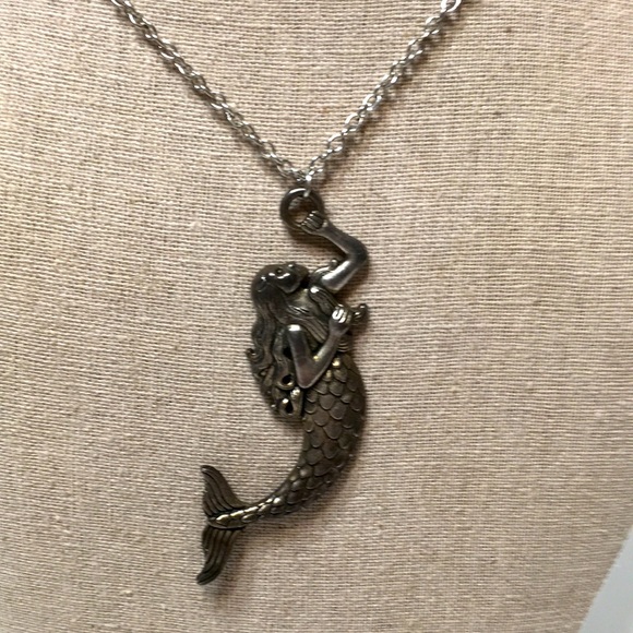 Mermaid necklace silver metal tone chain - Picture 1 of 9